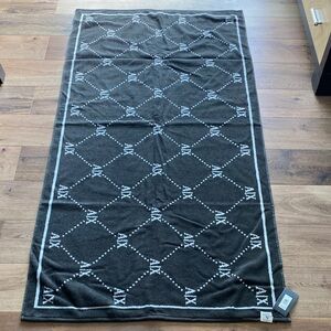 A/X bath towels (2)

59x30

Color gray/white